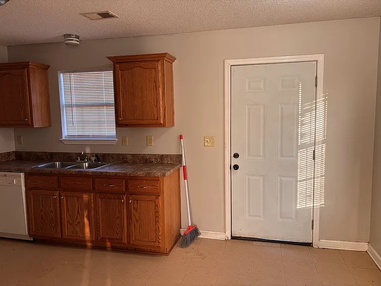 106 Hines Blvd #D — Photo 4