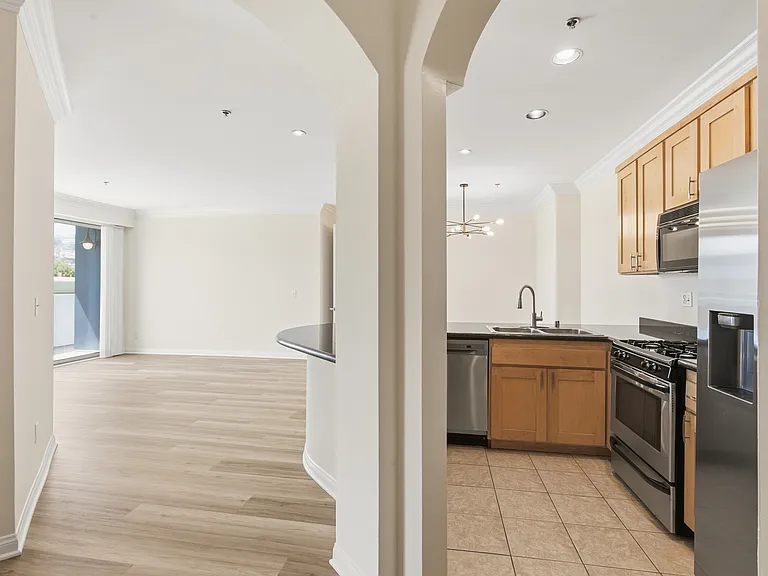 830 N Alfred St #202 — Photo 5