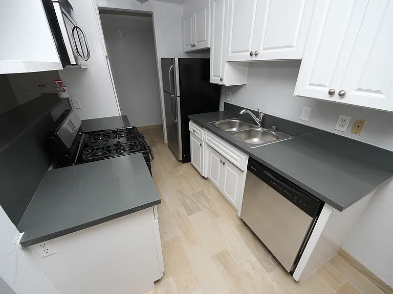 415 Venice Apartments — Photo 10