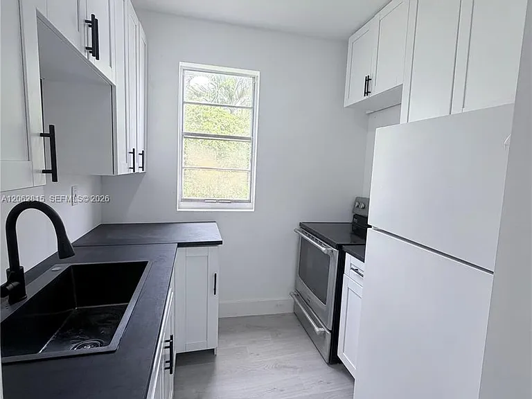 1560 SW 5th St #7 — Photo 2