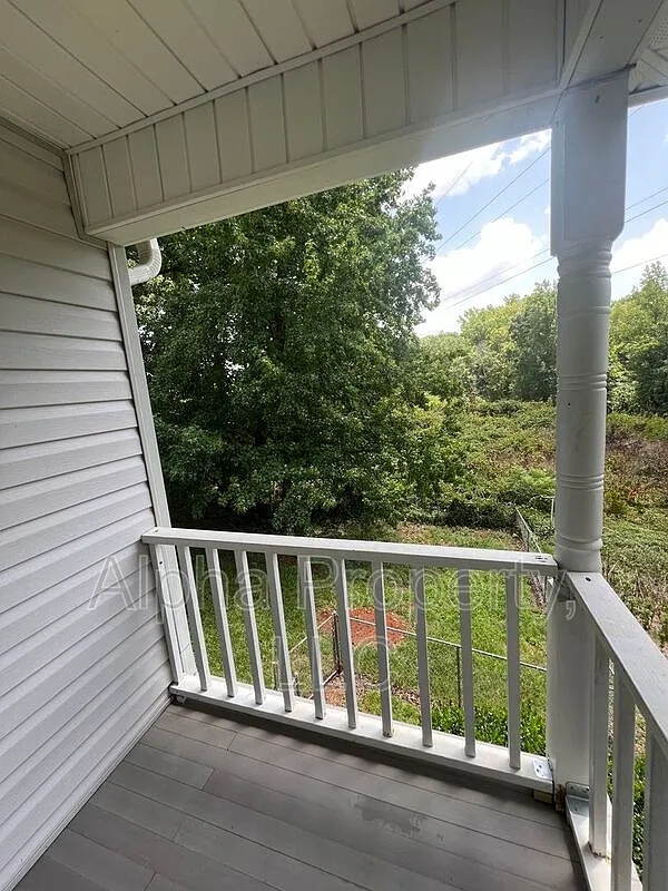 3 bed, 1.5 bath, $1,400 — Photo 3