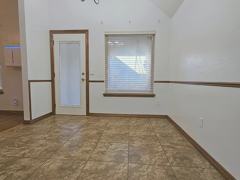 12217 Fox Hill Way — Photo 4