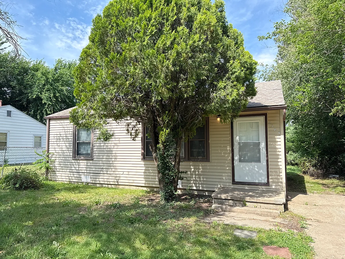 Building Photo - 2343 N Volutsia Ave