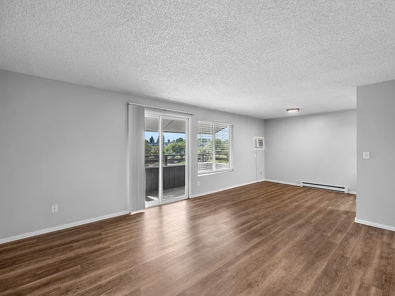 River Court Apartments - Updated Units With A View! — Photo 12