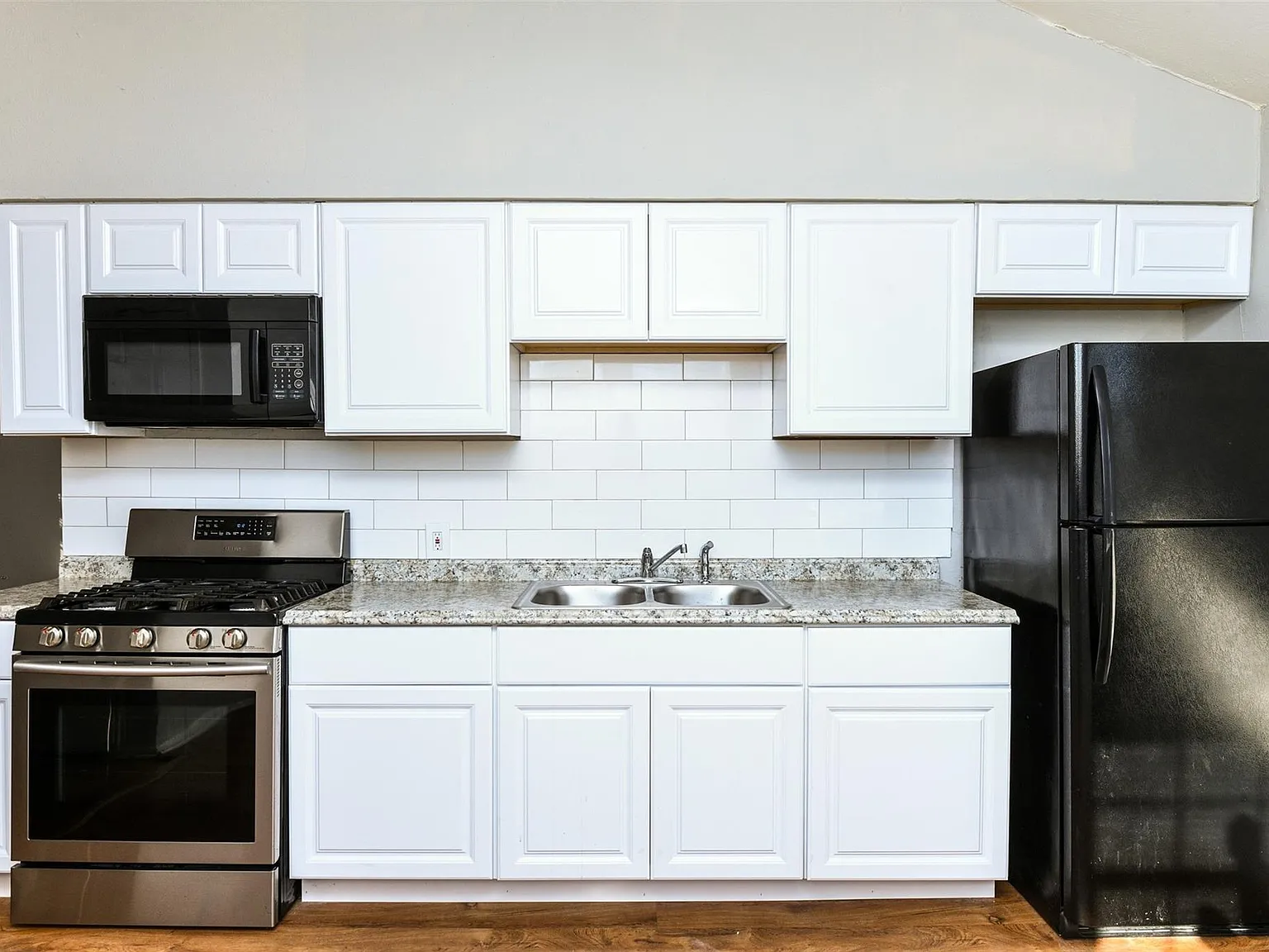 2 bed, 900 sqft, $1,350 — Photo 2
