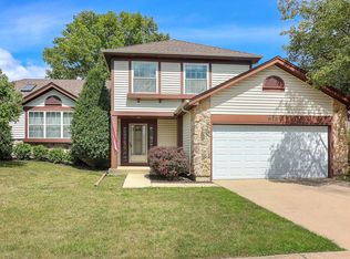 919 Oak Ridge Dr, Streamwood, IL 60107