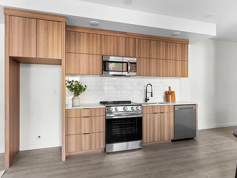 *1 Month Free Rent* A 2bd/2bath Modern Townhome In Portland's Vibrant Hollywood District — Photo 6