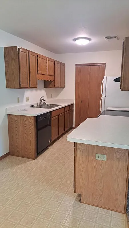 2 bed, 1.5 bath, 1082 sqft, $1,349 — Photo 2