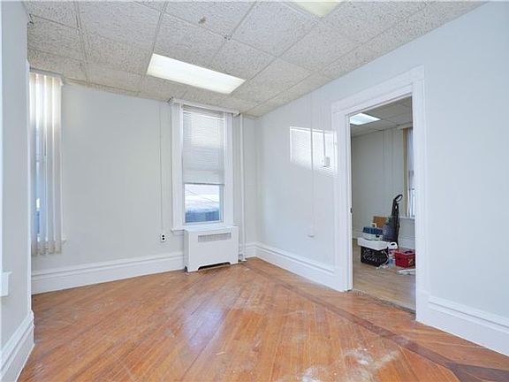 3rd image of 1749 Victory Blvd #A