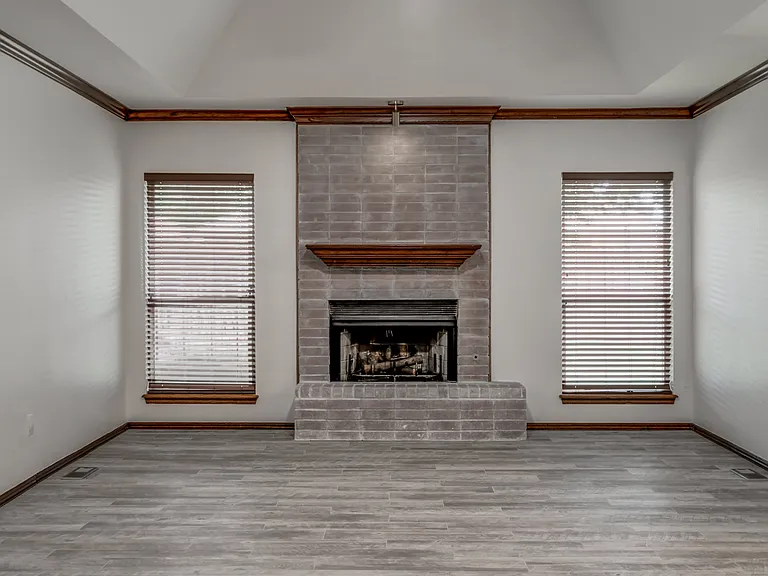 1817 Victoria Dr — Photo 6