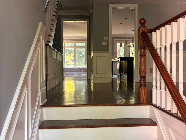 21 Leona Dr — Photo 4