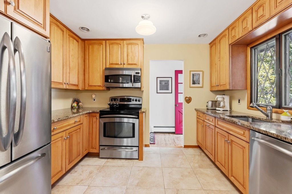  Updated Kitchen with Granite and Stainless