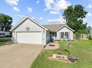 764 Willow Dr, Salina, KS 67401