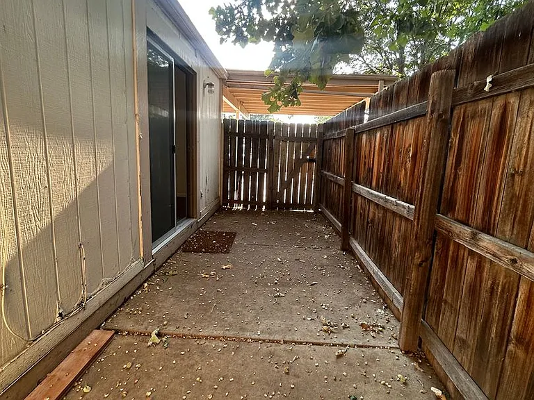 1732 Cambridge Dr — Photo 11