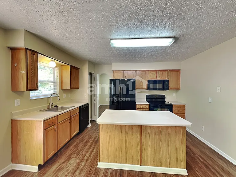 275 Monarch Dr — Photo 3
