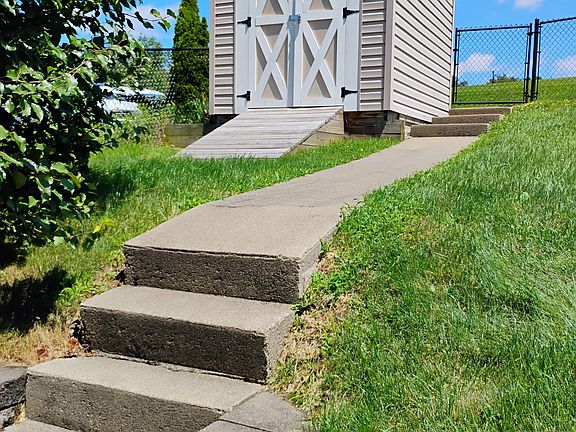 5th image of 128 Locust St