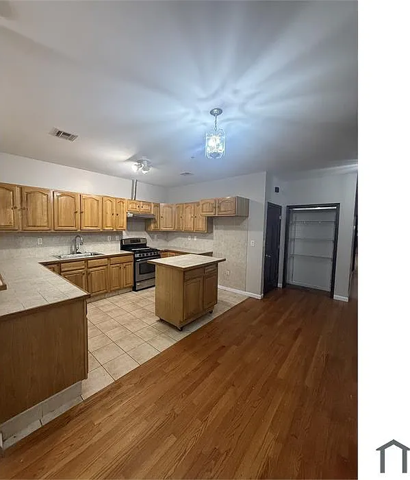 1104 Avenue C — Photo 2