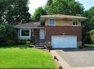 14 Avery Ln, Plainview, NY 11803