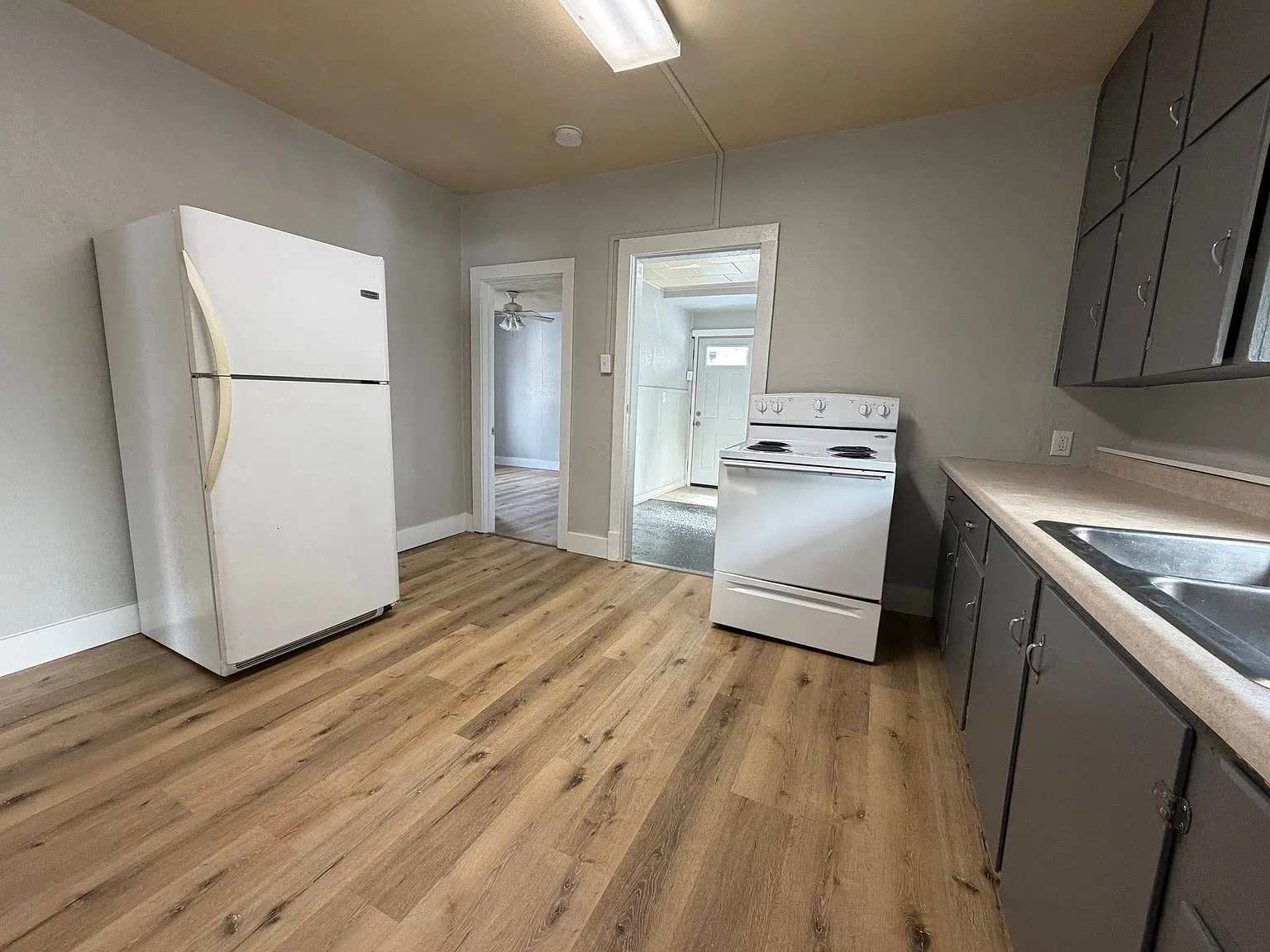 3 bed, 900 sqft, $1,150 — Photo 2