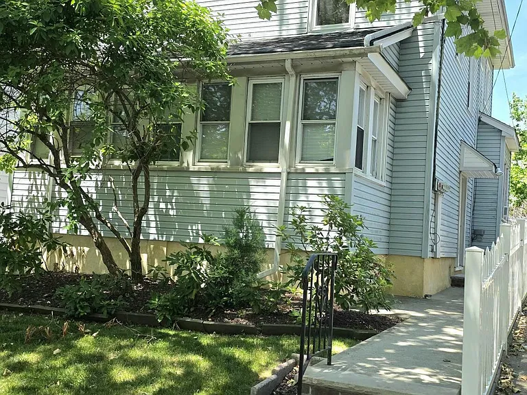 16 Allison Pl — Photo 2