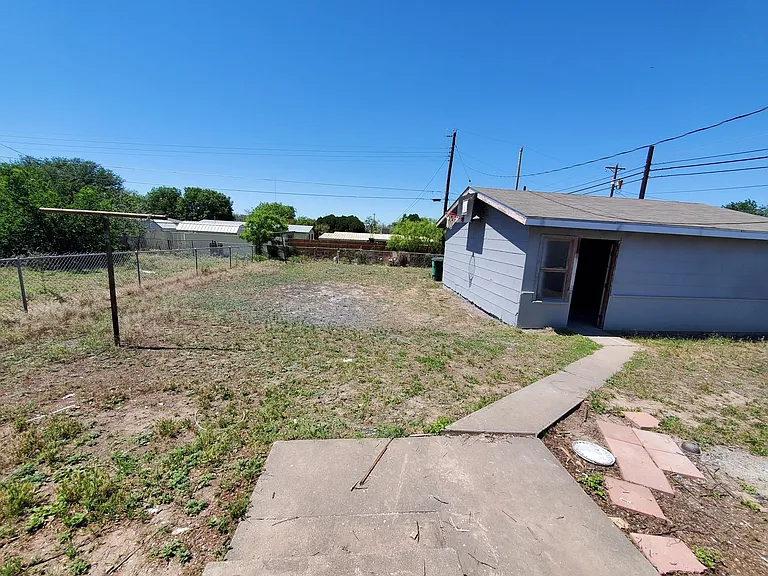 2102 Raney St — Photo 9