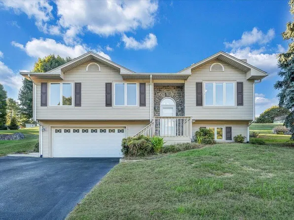 3831 Cundiff Dr, Roanoke, VA 24012