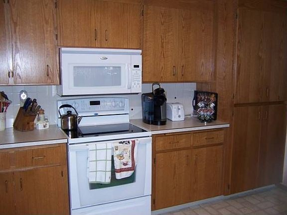 Light, open w/pantry