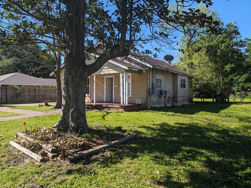 1st image of 2449 Woodrow Dr