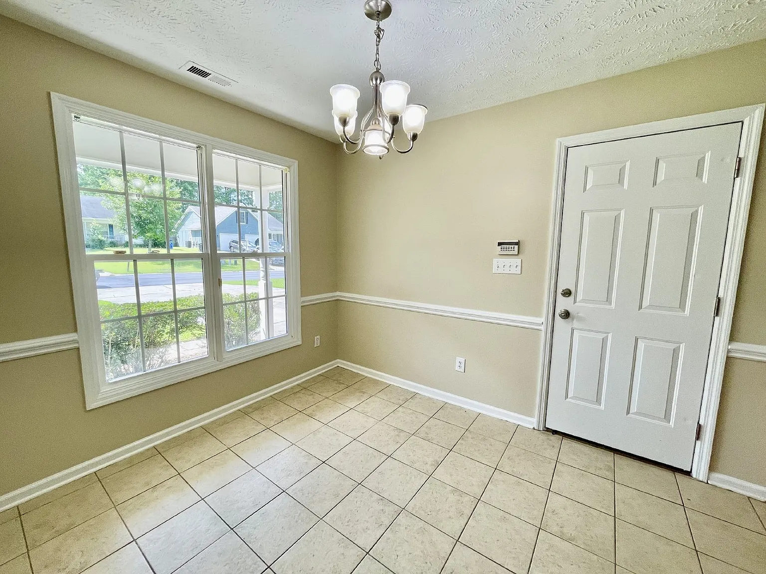 3 bed, 2.0 bath, 1400 sqft, $1,575 — Photo 4