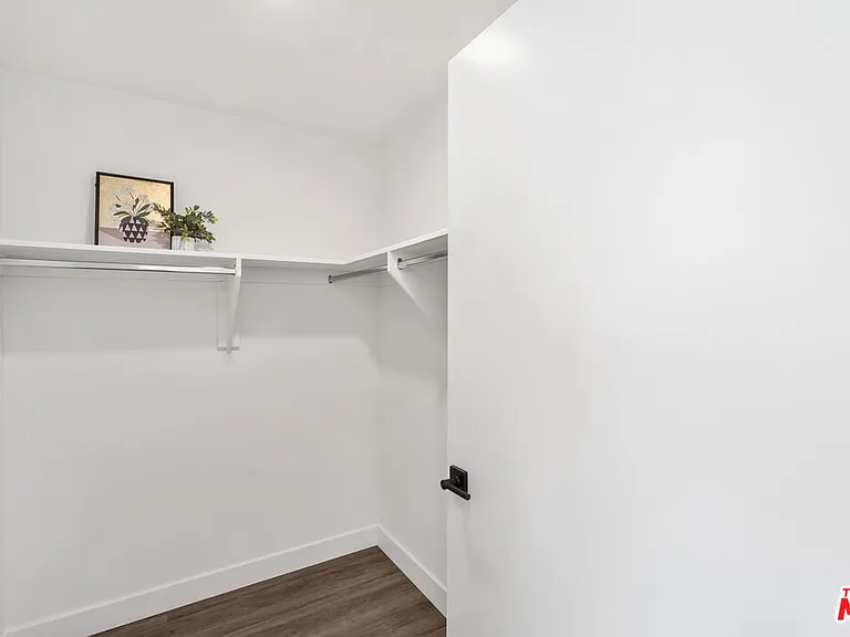 6144 Whitsett Ave #302 — Photo 31