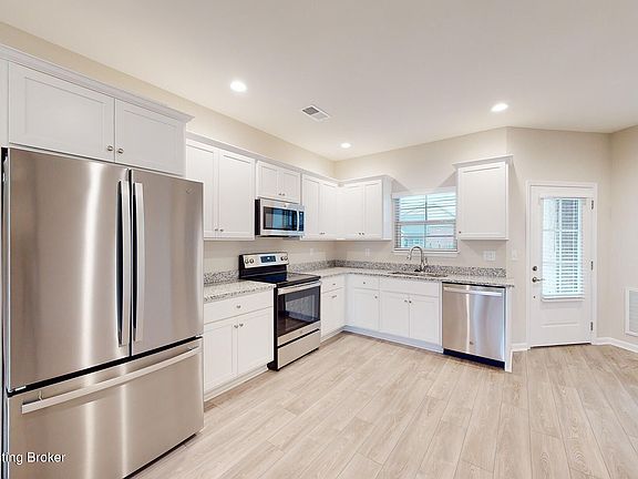 3rd image of 9504 Clubview Dr