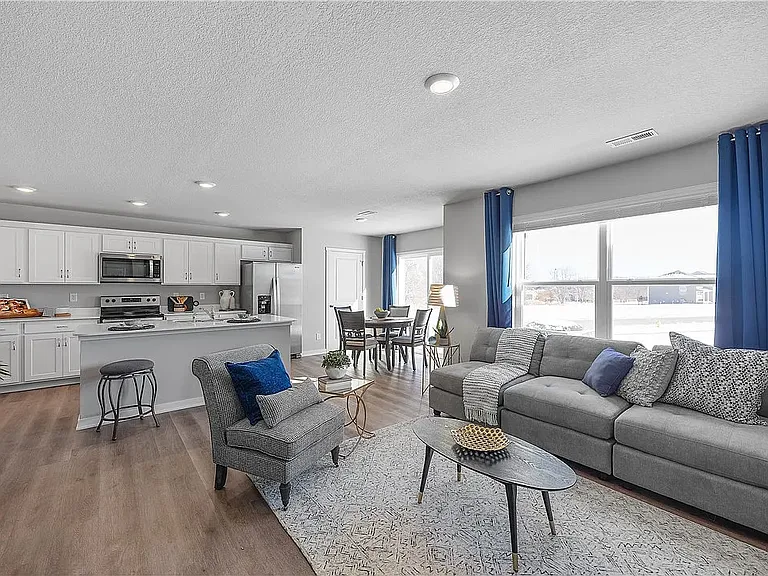 305 Juniper Dr — Photo 2