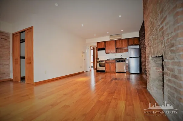 Rented by Manhattan Realty Group | media 2