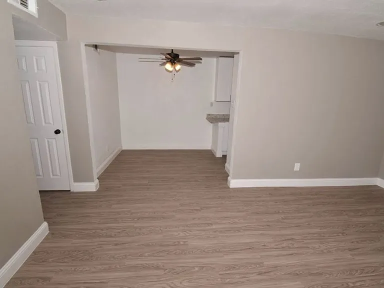 Lakeshore Villa Apartments — Photo 11