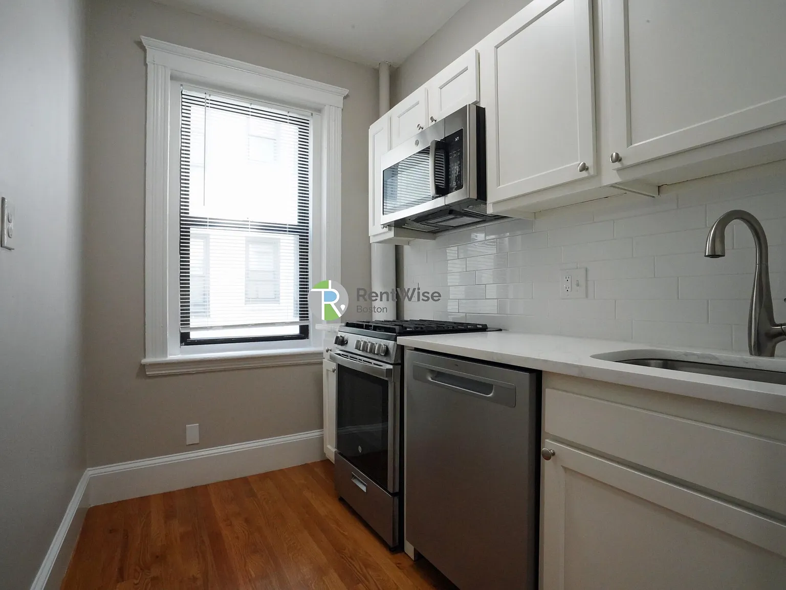 2 bed, 900 sqft, $3,095 — Photo 1