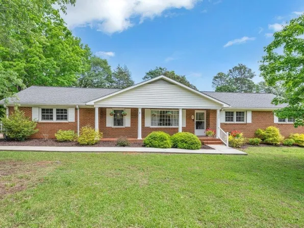 388 Lake Forest Dr, Spartanburg, SC 29307