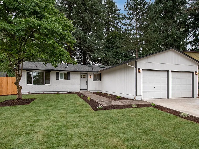 3770 SE Pelton Ave — Photo 1