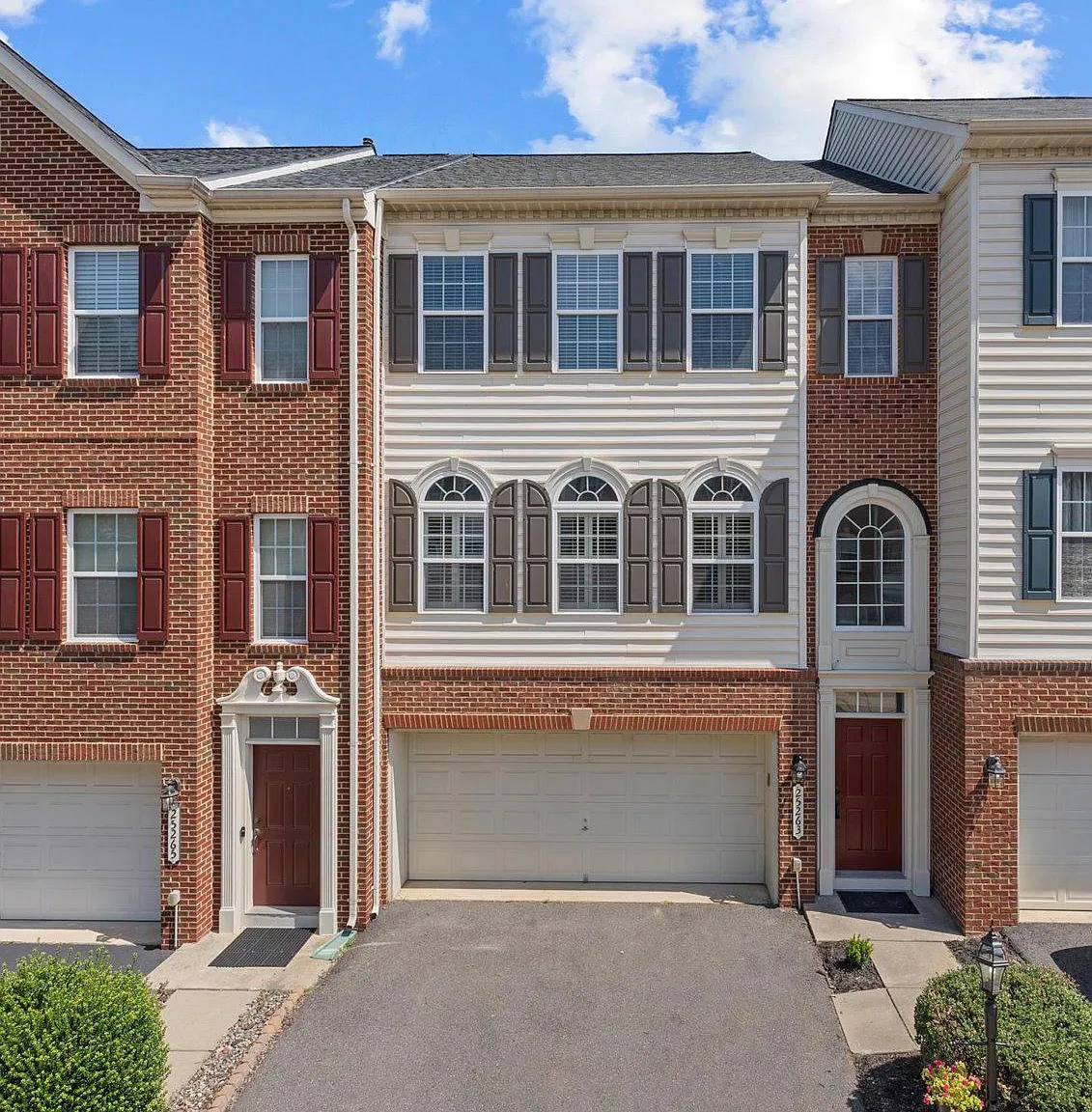 3 bed, 4.0 bath, 2601 sqft, $3,350 — Photo 1