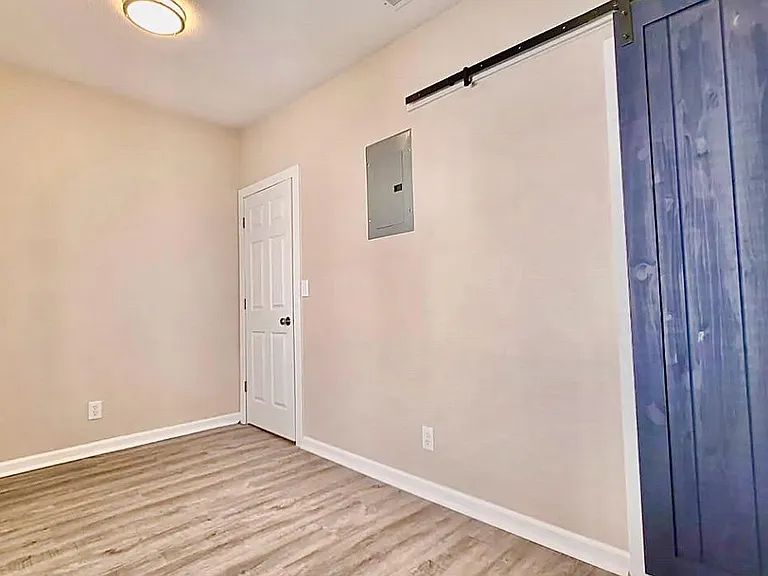 315 W 3rd St #6 — Photo 12