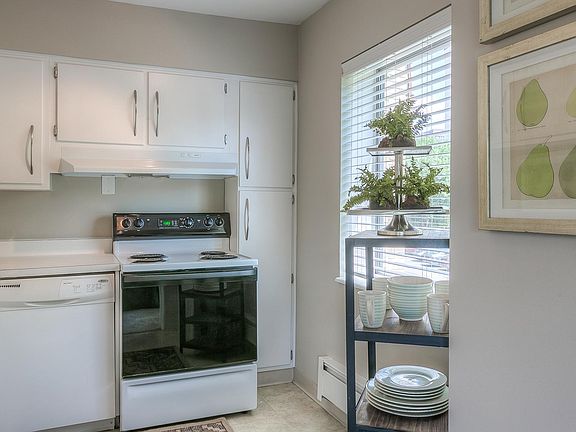 5th image of 4821 Roanoke Pkwy #8