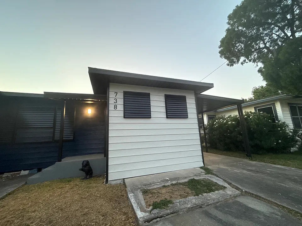 738 Lansdown Dr
