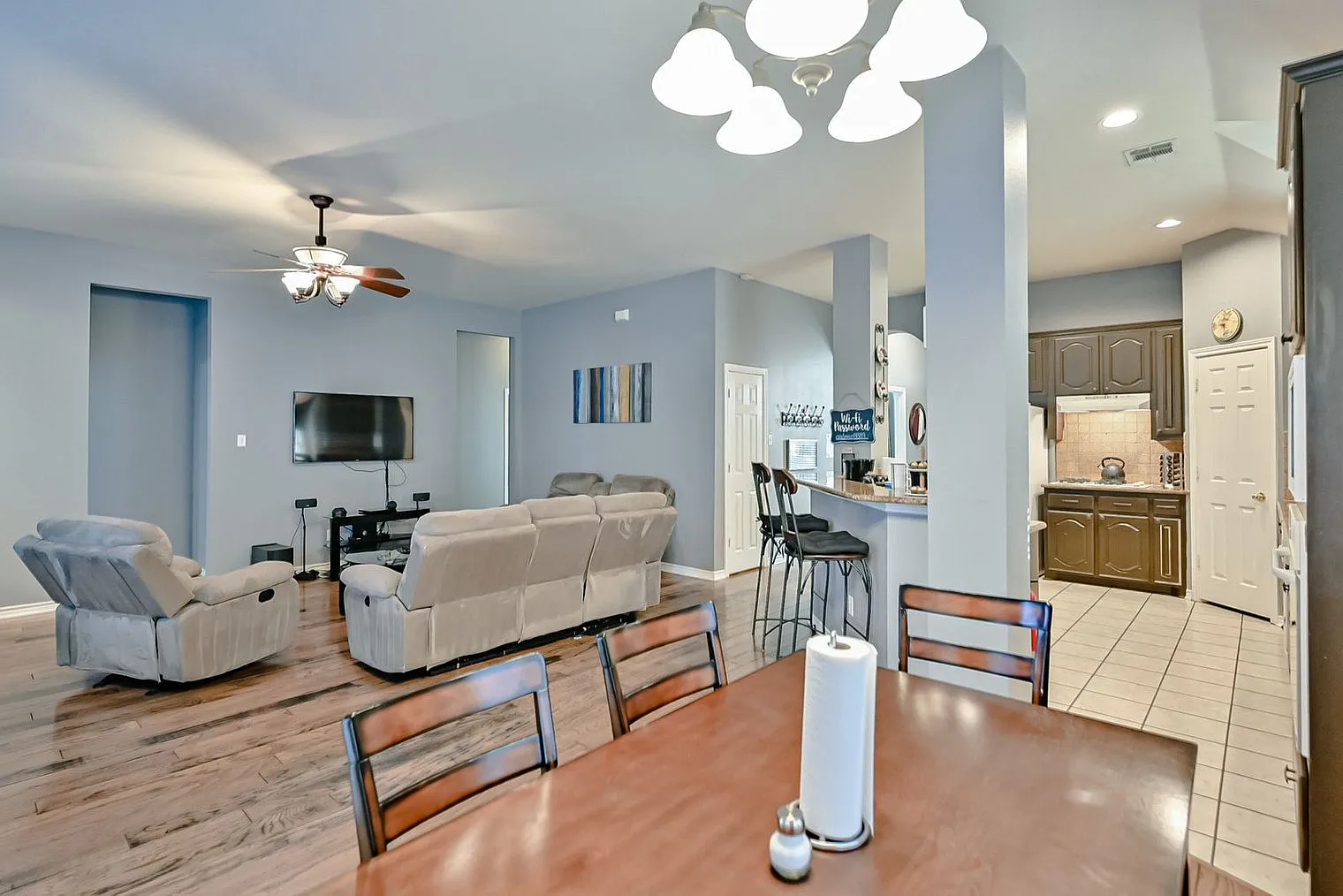 4 bed, 2.0 bath, 2325 sqft, $5,589 — Photo 3