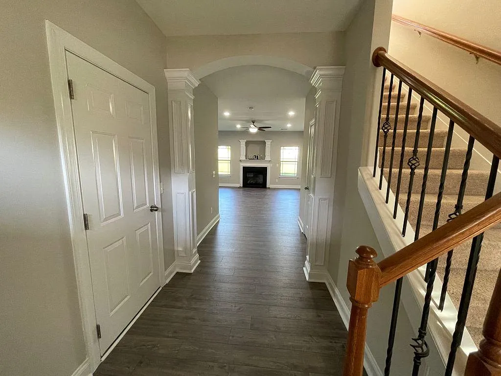 3 bed, 2.5 bath, 1820 sqft, $1,900 — Photo 2