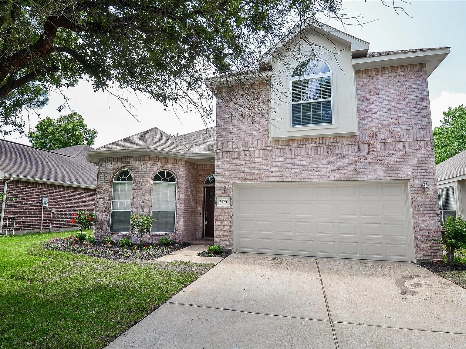 4 bed, 2.5 bath, 2330 sqft, $2,395 — Photo 2