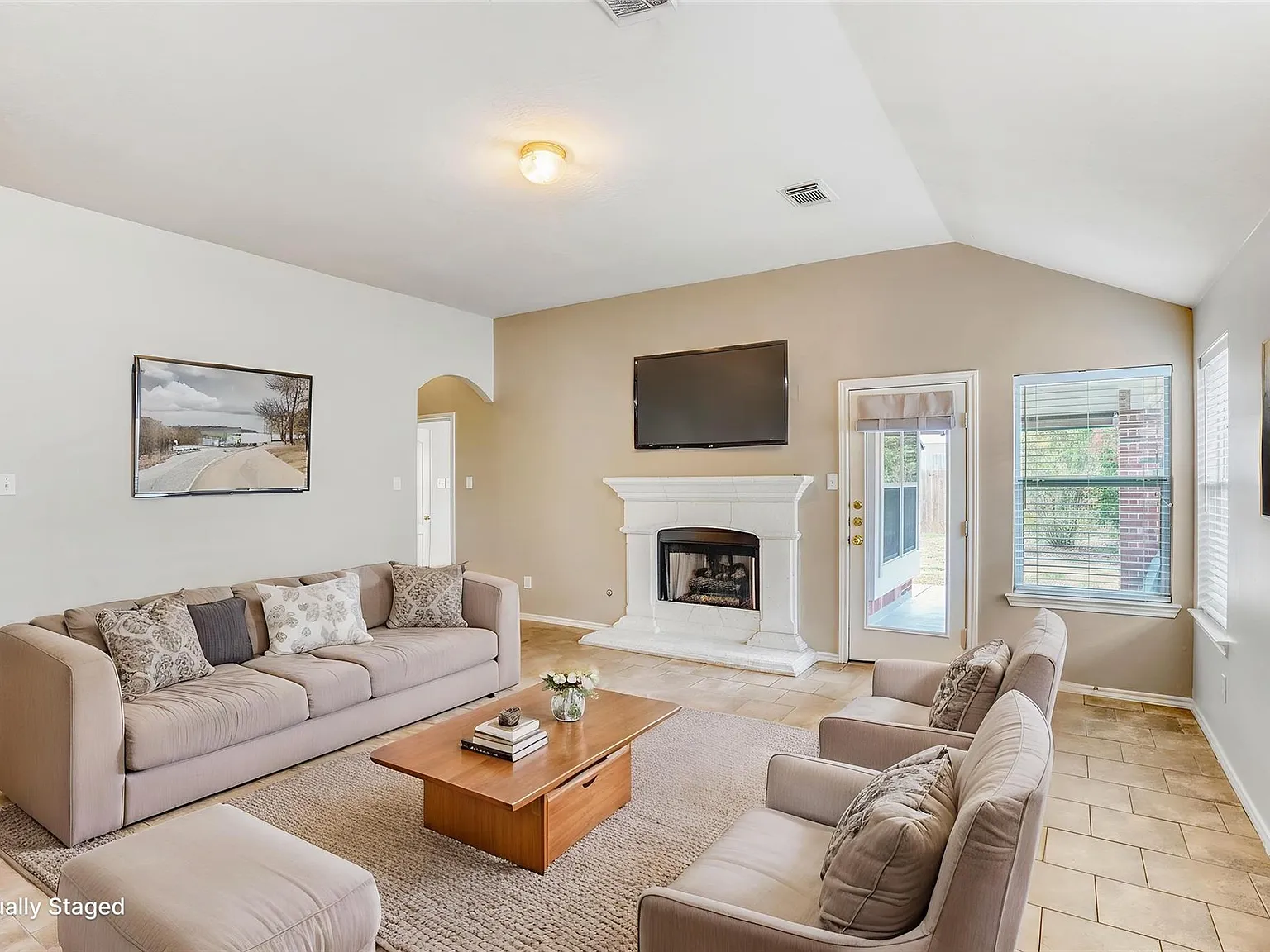 3 bed, 2.0 bath, 1801 sqft, $1,999 — Photo 4