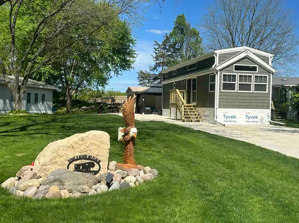 121 E Meadow Cir, Edgerton, WI 53534