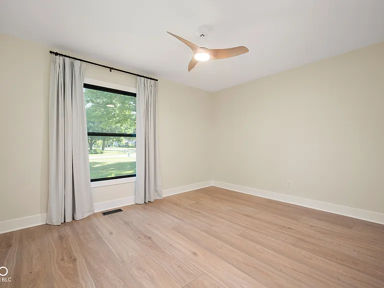 910 Williamsburg Ln — Photo 20