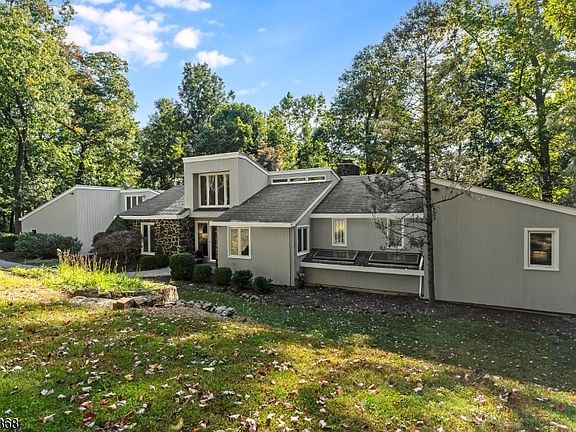 3rd image of 33 Crest Dr
