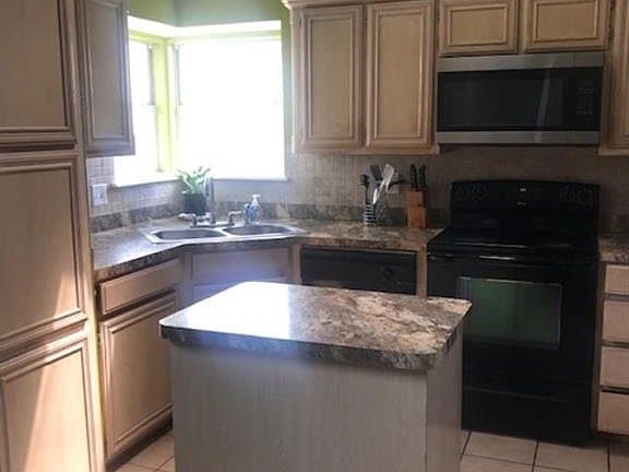 5th image of 829 Greenridge Dr