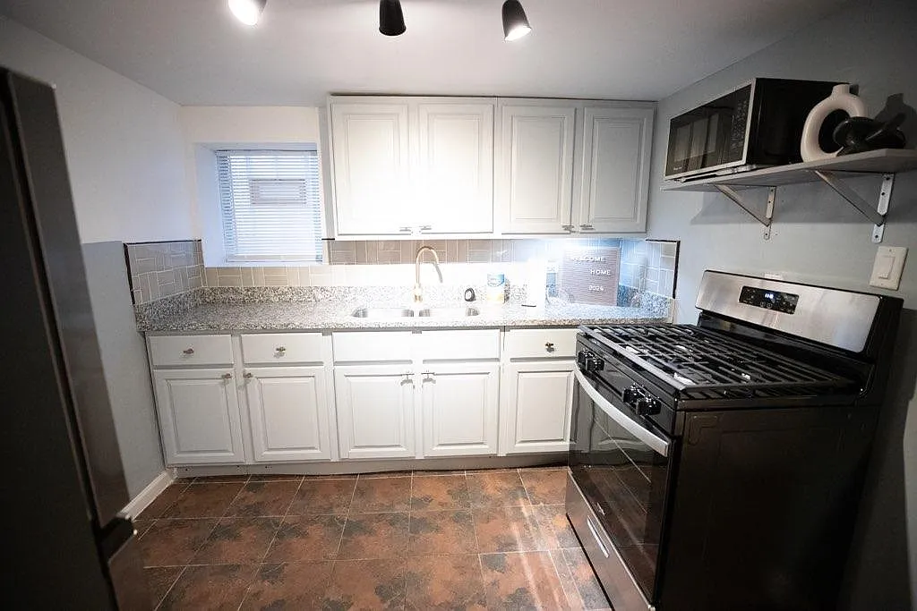 2 bed, 700 sqft, $1,300 — Photo 2